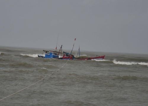 一艘巴拿马籍货轮营救两名海上遇险的越南渔民