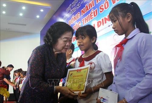 Trao học bổng cho học sinh dân tộc thiểu số và con em ngư dân Bình Định