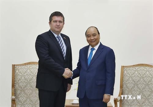 越南政府总理阮春福会见捷克内政部长哈玛谢克