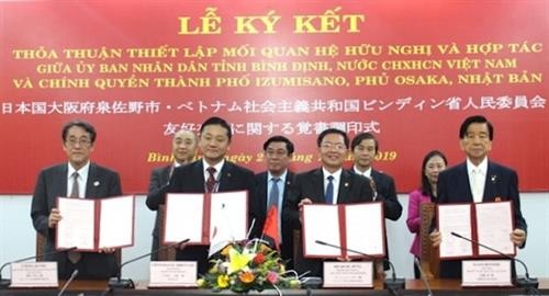 越南平定省与日本泉佐野市签署合作协议