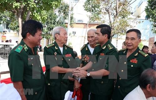 山萝省和老挝乌多姆赛省交换老兵活动经验