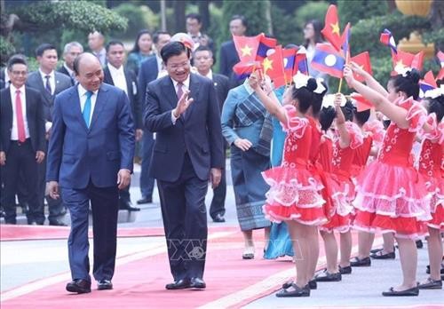 老挝媒体密集报道老挝总理通伦访越之旅