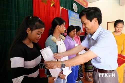 越南广治省350名老挝公民加入越南国籍