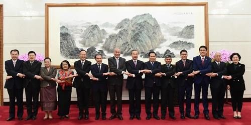 中国外长王毅会见东盟十国驻华使节