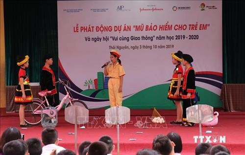 Trao tặng hơn 2.000 mũ bảo hiểm đạt chuẩn cho trẻ em tại Thái Nguyên