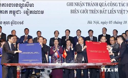 Thủ tướng Nguyễn Xuân Phúc và Thủ tướng Campuchia đồng chủ trì Hội nghị tổng kết cắm mốc biên giới trên đất liền hai nước