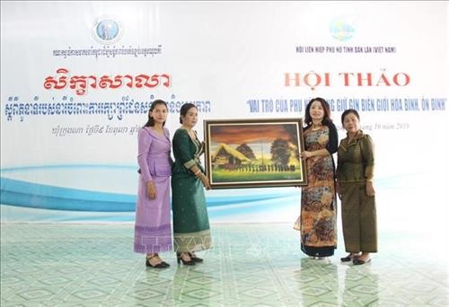 Phát huy vai trò của phụ nữ trong giữ gìn biên giới Việt Nam - Campuchia hòa bình, ổn định