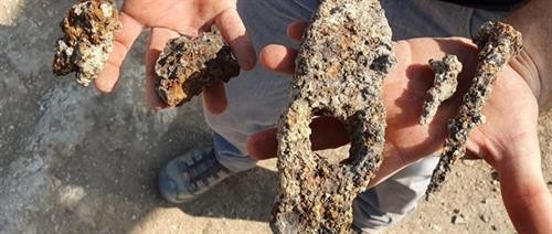 Israel phát hiện đinh và búa sắt 1.400 năm tuổi