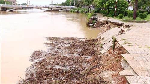 Mưa lớn gây ngập lụt, sạt lở nhiều tuyến đê, đường giao thông tại Quảng Bình