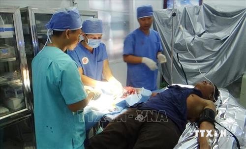 Điều trị cho ngư dân bị áp xe ngón tay nghiêm trọng tại Bệnh xá đảo Song Tử Tây