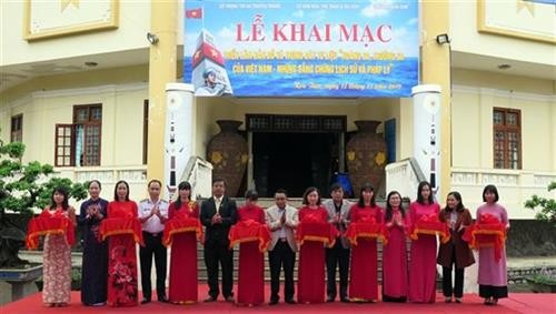 “黄沙、长沙归属越南：历史证据和法律依据”的地图和资料展在昆嵩省举行