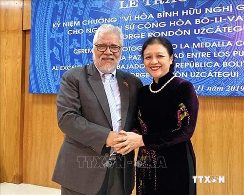 委内瑞拉驻越大使荣获“致力于各民族和平友谊”纪念章