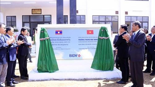 越南援建老挝色空省多征高中学校竣工移交