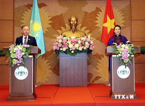 越南国会主席阮氏金银与哈萨克斯坦议会下院议长尼格马图林举行会谈