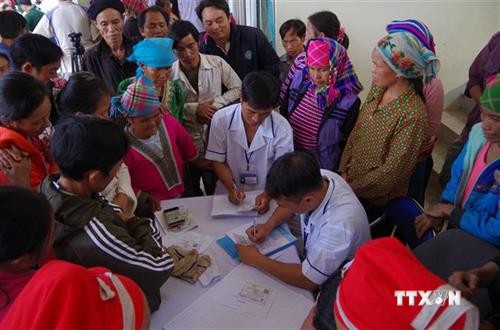 Khám bệnh, cấp phát thuốc miễn phí cho dân bản huyện vùng cao Mường Nhé