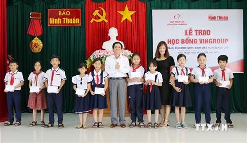 Ninh Thuận trao 110 suất học bổng cho học sinh nghèo vượt khó, học giỏi