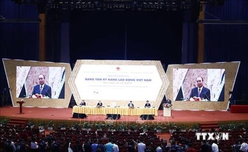 越南政府总理阮春福出席“增强越南劳动技能”国家论坛