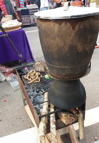 泰族人家里必不可少的东西——铜蒸锅