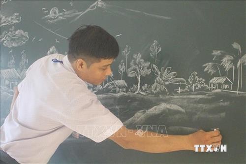 Những bức tranh phấn trắng truyền cảm hứng cho học sinh của thầy Lê Mạnh Hùng