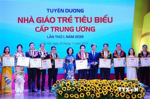 越南全国75名青年教师受表彰