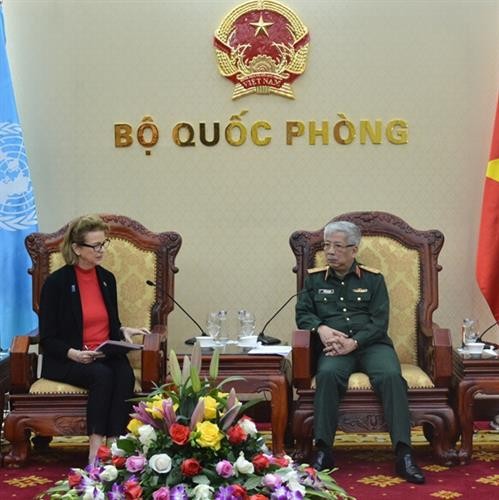 越南国防部副部长阮志咏上将会见联合国开发署驻越代表