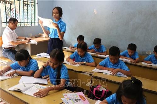 Lớp học cho con công nhân Khmer