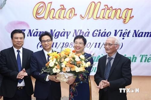 越南党和国家领导开展教师节走访慰问活动