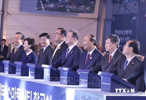 越南政府总理阮春福出席韩国釜山生态三角洲智慧城动工仪式