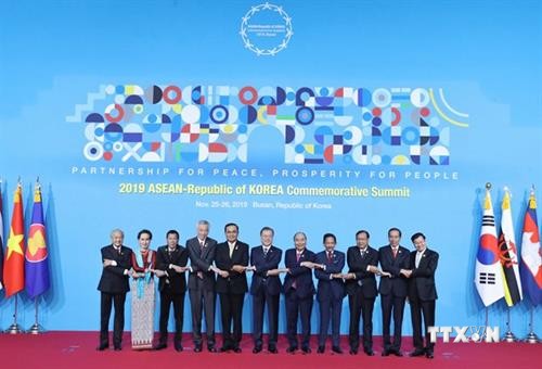 越南政府总理阮春福出席东盟与韩国伙伴关系30周年纪念峰会首场会议