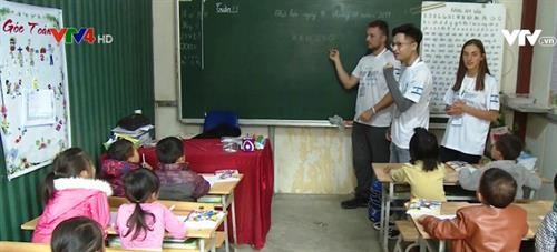 Tình nguyện viên Israel dạy học cho trẻ vùng cao Lào Cai