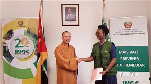 越南佛教协会向莫桑比克灾民捐赠100吨大米