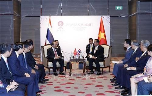 第35届东盟峰会：阮春福总理会见泰国总理巴育