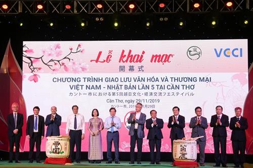 第5次越日文化贸易交流活动在芹苴市正式开幕