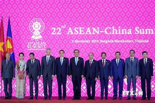 阮春福出席第22次东盟—中国领导人会议
