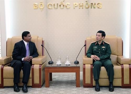 越南人民军总参谋长潘文江会见斯里兰卡驻越大使普拉桑纳·加米奇