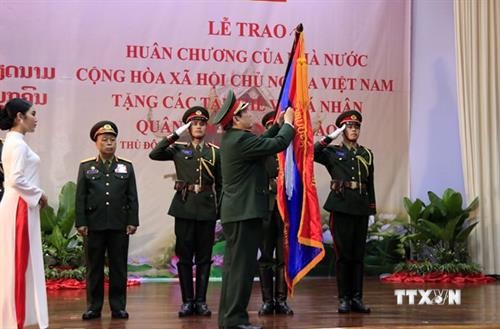 越南党和国家向老挝人民军集体和个人授予勋章