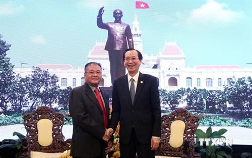 胡志明市领导人会见柬埔寨皇家政府特使黎瓦宏