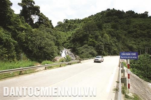 Kon Tum phát triển mạng lưới giao thông nông thôn vùng biên giới