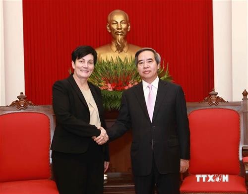 中央经济部部长阮文平会见国际金融公司首席运营官