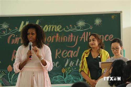 美国前总统夫人造访越南隆安省芹若高中