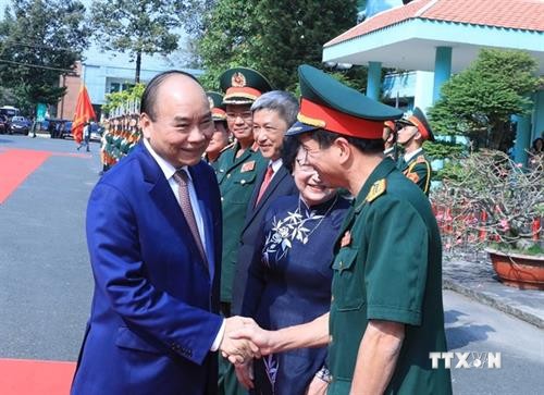 越南人民军建军75周年：阮春福总理走访175号军医院