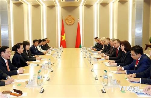 越南国会主席阮氏金银与白俄罗斯国民会议上院主席举行会谈