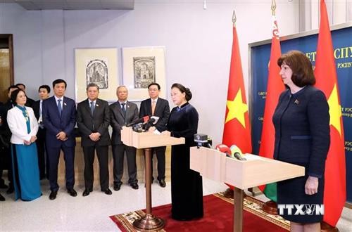 越南国会主席阮氏金银和白俄罗斯上院主席会见记者