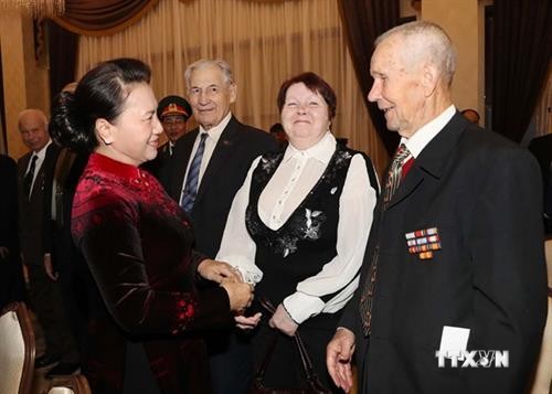 越南国会主席阮氏金银会见白俄罗斯援越老兵