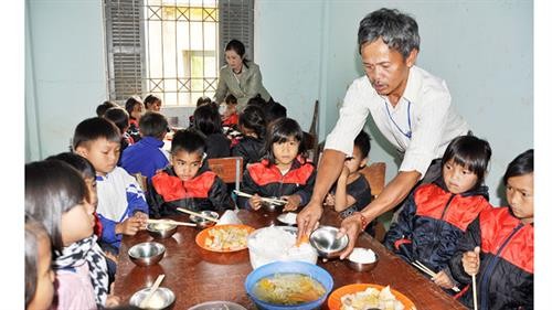 Thầy cô góp gạo thổi cơm nuôi học trò nơi huyện nghèo Tu Mơ Rông
