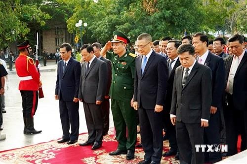 越南人民军建军75周年：越南驻柬埔寨大使在越柬友谊纪念碑前上香