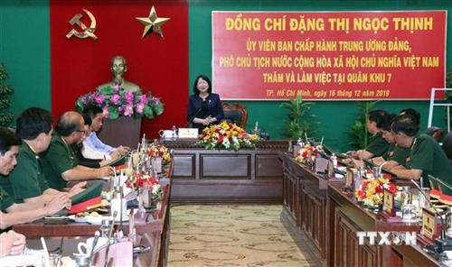 越南人民军建军75周年：国家副主席邓氏玉盛走访慰问第7军区司令部