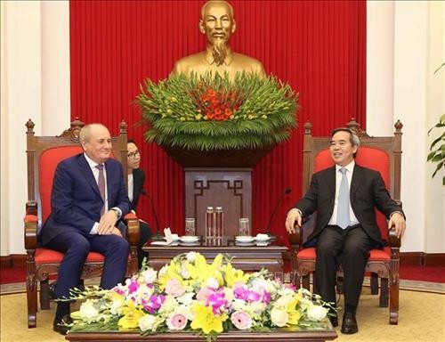  越共中央经济部部长阮文平会见俄罗斯天然气工业股份公司副总裁和哈佛大学教授代表团
