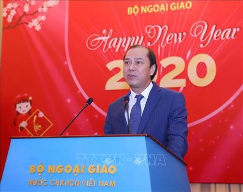  越南外交部举行2020年新年外国驻越代表机构文化新闻随员和国际新闻机构助理和记者见面会