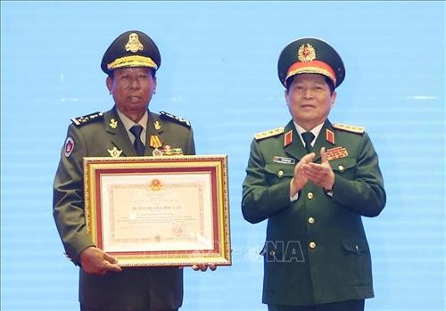 越南、老挝和柬埔寨三国国防部领导和各集体及个人荣获三国的勋章